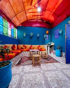 una sala de estar con sofá y vidrieras. en RIAD BORJ JAMAA LAFNA en Marrakech