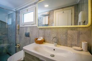 A bathroom at Joya Del Mar Hotel