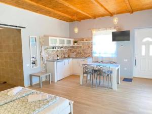 a kitchen with a table and chairs in a room at Julia Apartman in Pačir