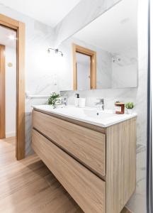 La salle de bains est pourvue d'un lavabo et d'un miroir. dans l'établissement Nordik Rooms Urban - Centro "Helsinki", à Malaga