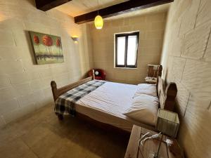 1 dormitorio con 1 cama en una habitación en T'Anna Farmhouse, en Nadur