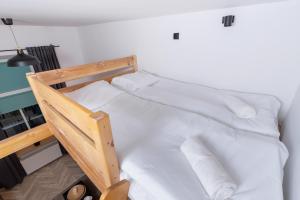 Poschodová posteľ alebo postele v izbe v ubytovaní Apartment Joselewicza Cracow Kazimierz by Renters