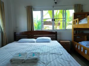 ein Schlafzimmer mit einem Bett mit Handtüchern darauf in der Unterkunft Open Kitchen in Chiang Rai