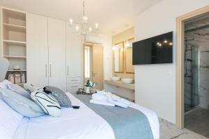 Postel nebo postele na pokoji v ubytování Rethymnian Gem Luxury Villa