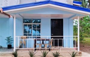 ein kleines blaues Haus mit blauem Dach in der Unterkunft Apar Beach Resort in Mataba
