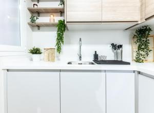 A kitchen or kitchenette at Nordik Rooms Urban - Centro "Helsinki" Még 33 kép