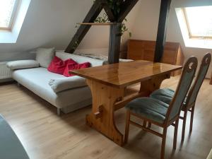 a living room with a wooden table and a couch at Ferienwohnung Sophie in Berlin