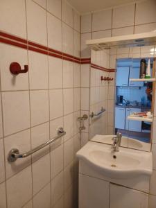 uma casa de banho com um lavatório e um espelho em Seidis Apartment mit Küche 