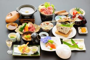 a table topped with plates of food and drinks at Hita Onsen Kizantei Hotel in Hita