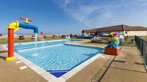 a pool with a water park with a water slide at Oyster Etchingham SEAVIEW in Whitstable