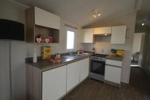 Oyster Etchingham SEAVIEW的厨房或小厨房