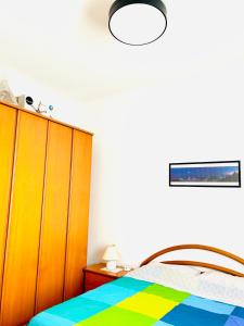 um quarto com uma cama e um armário de madeira em Intero appartamento Bolohouse em Bolonha