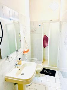 uma casa de banho com um lavatório e um WC em Intero appartamento Bolohouse em Bolonha