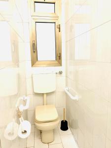 uma casa de banho branca com um WC e uma janela em Intero appartamento Bolohouse em Bolonha