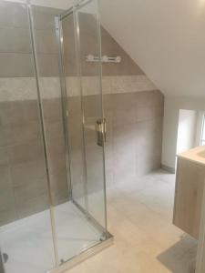 een glazen douche in een badkamer met een trap bij fleurs du deffand 10 personnes in Le Deffand