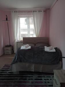 1 dormitorio con 1 cama con 2 toallas en Uroczy Apartament, en Cracovia