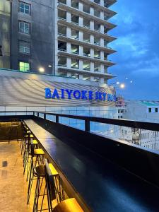 una fila de sillas sentadas en la parte superior de un edificio en Aowmana Hotel, en Makkasan