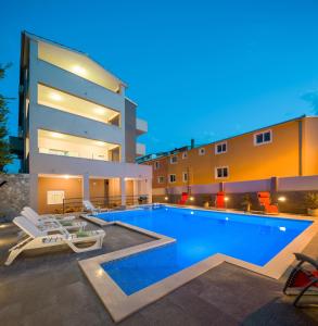 una piscina di fronte a un edificio di Apartment with private swimming pool a Podstrana