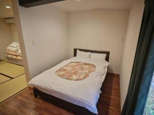Letto o letti in una camera di WAY SHIRAKAWAGO - Private, Free Parking and Newly Opened 2022 WAY SHIRAKAWAGO