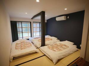 Letto o letti in una camera di WAY SHIRAKAWAGO - Private, Free Parking and Newly Opened 2022 WAY SHIRAKAWAGO