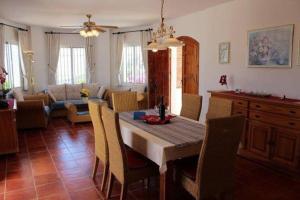 Posezení v ubytování Countryside private apartment with pool & sea view + 26 fotografií