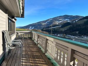 a balcony with a bench and a view of a mountain at Appartement Fischbacher in Schladming