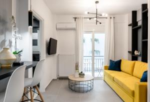 A television and/or entertainment centre at Iosifina Cosy Apartment