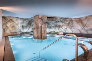 Bazén v ubytování Golden Tulip Aix les Bains - Hotel & Spa nebo v jeho okolí