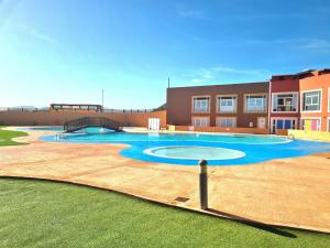 Bazén v ubytovaní Casa Zalla 110m2, 200m2 Garden, Pool, 1Gb Wi-Fi, Private Parking alebo v jeho blízkosti