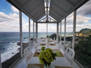 瑞芳區的住宿－Greek Villa 小希臘民宿，一间带长桌的海景用餐室