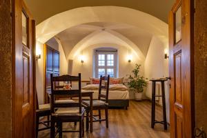 Schlafzimmer mit einem Bett, einem Tisch und Stühlen in der Unterkunft Ferienhaus Muldenschlösschen in Colditz