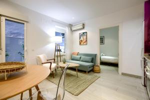 a living room with a couch and a table at Apartamento Plaza España, Madrid in Madrid