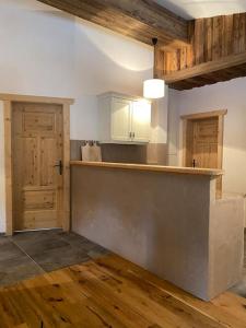 cocina con encimera y armarios de madera en Wohnung in Kirchberg in Tirol, en Kirchberg in Tirol