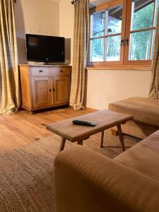 un soggiorno con divano e TV di Wohnung in Kirchberg in Tirol a Kirchberg in Tirol