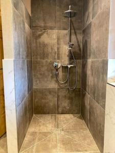 eine Dusche mit einem Schlauch im Bad in der Unterkunft Wohnung in Kirchberg in Tirol in Kirchberg in Tirol