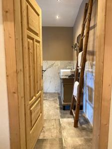 ein Badezimmer mit einer offenen Tür zu einer Küche in der Unterkunft Wohnung in Kirchberg in Tirol in Kirchberg in Tirol
