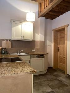 eine Küche mit weißen Schränken und einer Arbeitsplatte in der Unterkunft Wohnung in Kirchberg in Tirol in Kirchberg in Tirol