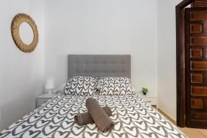 een slaapkamer met een bed met 2 kussens en een spiegel bij Apartamento Las Cancelas I in Marbella