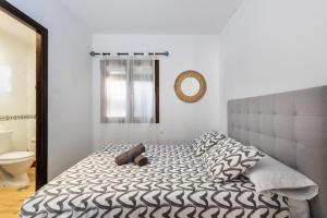 een slaapkamer met een groot bed en een spiegel bij Apartamento Las Cancelas I in Marbella