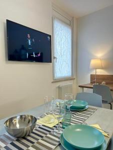Televiisor ja/või meelelahutuskeskus majutusasutuses Codroipo square