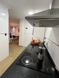 cocina con encimera negra en una habitación en Apartamento en Ajo, Cantabria, en Ajo