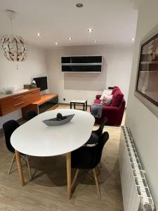 sala de estar con mesa blanca y sillas en Apartamento en Ajo, Cantabria en Ajo