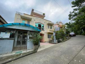 un edificio al lado de una calle en OYO 926 Casa Venicia Caticlan en Boracay