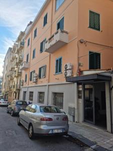 un coche plateado estacionado frente a un edificio en Laura Four, en Messina