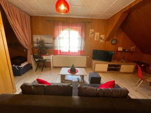 - un salon avec un canapé et une table dans l'établissement Studio Apartman Poljančić, à Ravna Gora