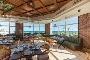A restaurant or other place to eat at Sunrise Diamond Beach Resort -Grand Select