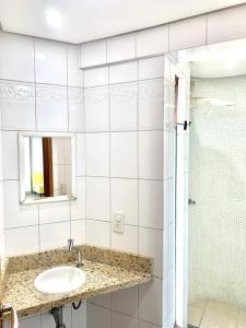 uma casa de banho com um lavatório e um chuveiro em Flats Sierra Bela Vista em Goiânia