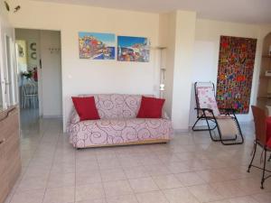 een woonkamer met een roze bank en stoelen bij NICE NORD 2 PIECES CALMES,WIFI,CLIM,BALCON,PARKING in Nice