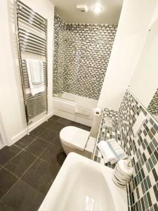 een badkamer met een wit toilet en een wastafel bij Blue Horizon Penthouse - amazing views + parking! in Newquay