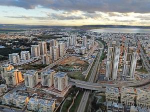 una vista aérea de una ciudad con edificios altos en Acrey, 